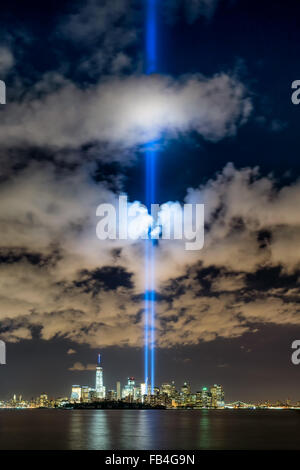 La Ciudad de Nueva York el 11 de septiembre de 2015 conmemoración con el homenaje a la luz en el Bajo Manhattan, cerca del World Trade Center