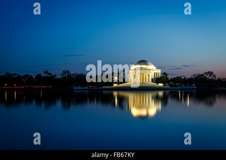 Jefferson Memorial iluminado en la noche en Washington D.C.