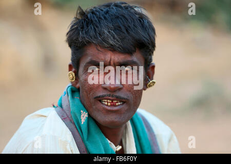 Kacchi Rabri (Desi), aldea de Laharia, hombre de mediana edad, distrito de Kutch, Gujarat, India. Las caras rurales de la India Foto de stock
