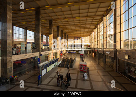 Wien Westbahnhof (estación de tren oeste de Viena) interior en un día soleado Foto de stock