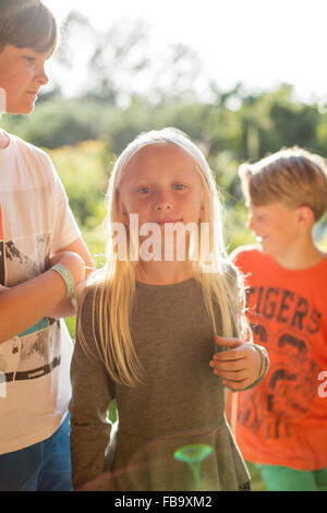 Suecia, Skane, Osterlen, Boy (12-13) de pie junto a la hermana ( 10-11)