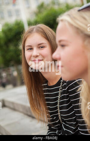 Suecia, Skane, Malmo, dos chicas adolescentes (14-15, 16-17) en la calle