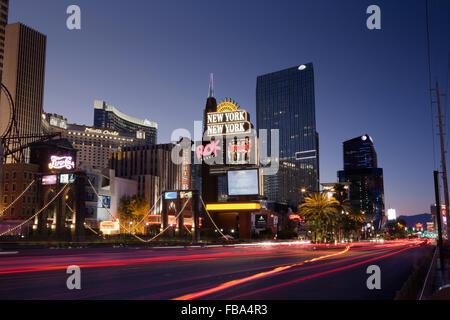 Estados Unidos, Nevada, Las Vegas, Vista de calle de la ciudad por la noche Foto de stock