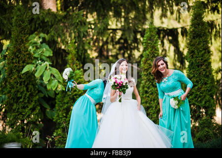 Novia vestidos de damas honor en color turquesa piscina Fotografía de stock - Alamy
