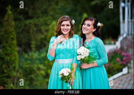 Novia vestidos de damas honor en color turquesa piscina Fotografía de stock - Alamy
