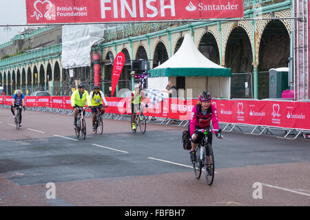 Londres de Brigton paseo en bicicleta para recaudar dinero para el British Heart Foundation Foto de stock