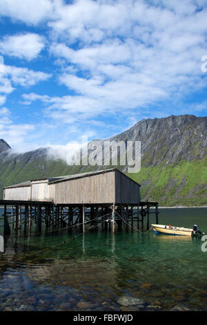 Gryllefjord es un pueblo de pescadores y también el centro administrativo del municipio Torsken, en la isla de Senja, en Troms co Foto de stock