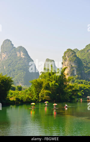Karst picos,Bambú Rafting,Yangshuo Río Yulong,Gaotian Town, provincia de Guangxi, China, República Popular de China, China Foto de stock