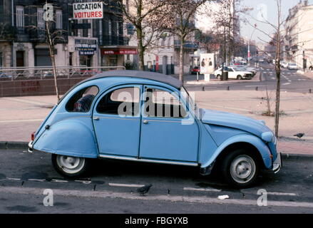 AJAXNETPHOTO. - Burdeos, Francia - francés de Autos - AZUL PÁLIDO Citroën 2 CV estacionado en la ciudad. Foto:Jonathan EASTLAND/AJAX. REF:920162 Foto de stock