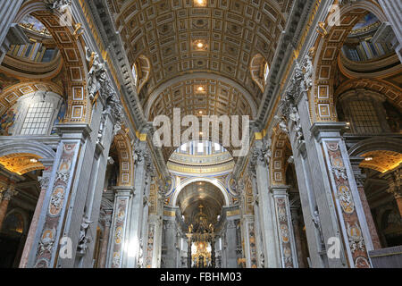 Interior de la Basílica de San Pedro, Ciudad del Vaticano, Roma, Italia. Foto de stock