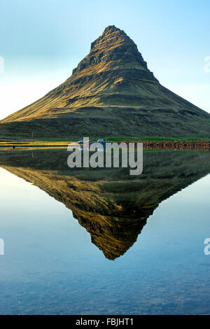 El famoso Monte Kirkjufell en Islandia se refleja en un pequeño lago Foto de stock