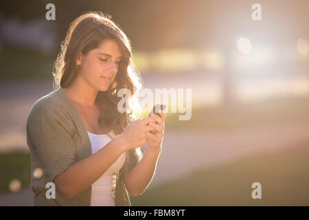 Chica texting en teléfonos inteligentes.