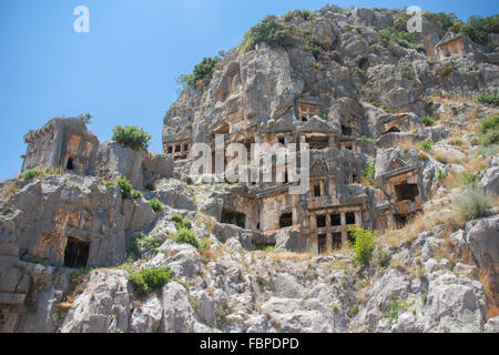 Antigua roca licio tumbas en Myra, cerca de la col rizada, Mediterráneo Oriental Turquía ruinas de Myra, Demre, provincia de Antalya, Licia, Turquía Foto de stock