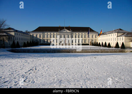 Das Schloss Bellevue, Amtssitz des deutschen Bundespraesidenten, Berlín Tiergarten. Foto de stock
