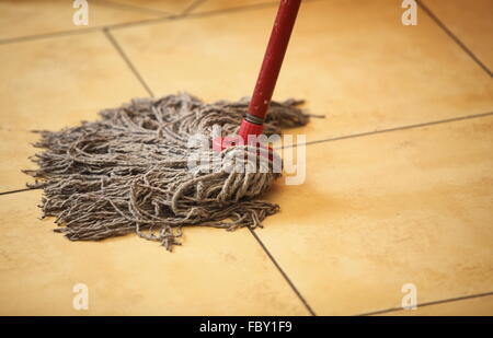 Mujeres asiáticas limpiando folk usando azulejos de mopa Fotografía de  stock - Alamy