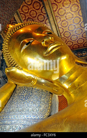 Golden Buddha Reclinado en el templo Wat Pho (Wat Phra Chetuphon), Bangkok (Tailandia), el Sudeste Asiático, Asia