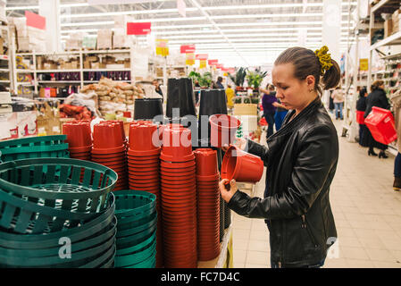 Mujer caucásica de compras en la tienda Foto de stock