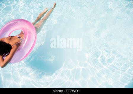 Mujer caucásica flotando en la piscina