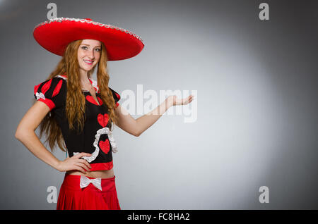Una Mujer En Un Sombrero Con Una Mochila Grande Y Los Bolsos Imagen de  archivo editorial - Imagen de deporte, mexicano: 121242254