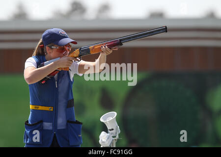 Amber Hill (GBR). La mujer Skeet Final. Centro de disparo de Bakú. Bakú2015. 1 Juegos de Europa. Bakú. Azerbaiyán. 20/06/2015. Foto de stock