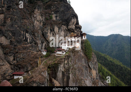 Monasterio Palphug Taktsang (Tiger's Nest monasterio), un prominente sitio budista sagrado aferrándose a roca a 3120 metros, Bhután