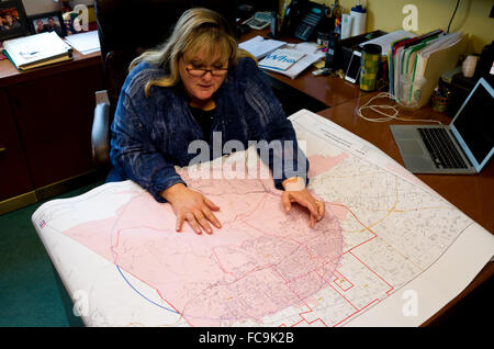 Paula Cracium, presidente de Porter Ranch Consejo Vecinal, señala que su oficina en un mapa de los 5 km de radio alrededor de la fuga de gas en personas que han sufrido los síntomas de la exposición a sustancias químicas, 19 de enero de 2016, Los Angeles, Estados Unidos. Foto de stock