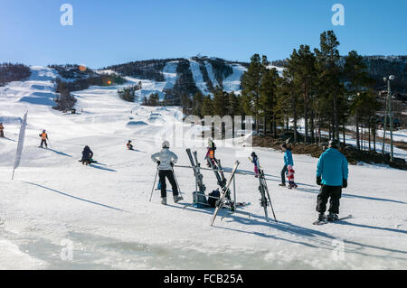 Pistas de esquí, esquiador, skicenter Geilolia, Geilo, invierno, Buskerud, Noruega Foto de stock