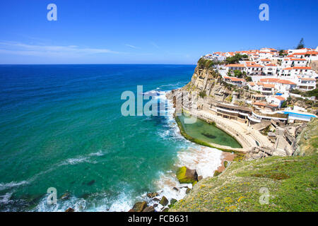 Azenhas do Mar pueblo blanco landmark en el acantilado y el océano Atlántico, Sintra, Lisboa, Portugal, Europa.