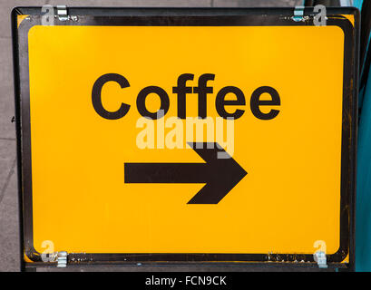 Un cartel informando a los consumidores que girar a la derecha para conseguir un café. Foto de stock