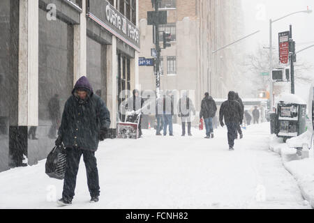 La Ciudad de Nueva York, EE.UU.. 23 de enero de 2016. Blizzard se apaga en NYC. Calles y aceras están casi intransitable. Crédito: Patti McConville/Alamy Live News