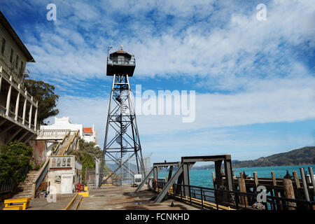 Torre de vigilancia en la prisión de alcatraz Foto de stock