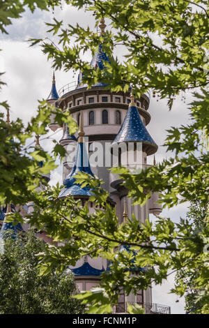 Castillo de cuento de hadas detrás de los árboles de un parque cultural público, Eskisehir Foto de stock