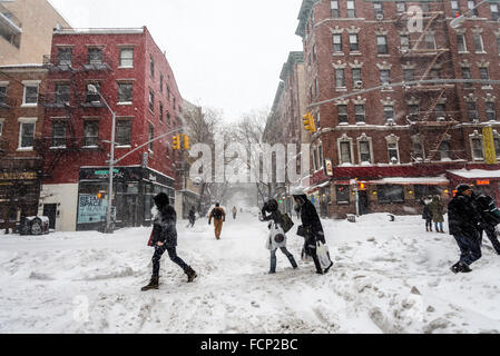 Nueva York, NY el 23 de enero de 2016 Tormenta de invierno Jonas golpea la ciudad de Nueva York. El gobernador de Nueva York, Andrew Cuomo y NYC Alcalde Bill de Blasio puso en vigor una prohibición de viajar, la prohibición de vehículos que no sean de emergencia desde las calles hasta las 7 de la mañana (domingo) y el servicio de autobuses Metro fue suspendido por la duración de la tormenta. A partir de las 7pm, 25,1 centímetros de nieve han caído en Central Park. Hubo más de 300 accidentes de coche y cinco personas murieron a causa de un ataque al corazón mientras apalear la nieve. Crédito: Stacy Walsh Rosenstock/Alamy Live News