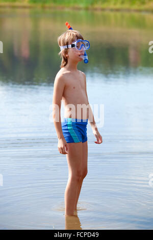 Los Niños Con Gafas De Buceo En La Piscina. Fotos, retratos, imágenes y  fotografía de archivo libres de derecho. Image 28393976