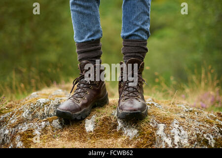 Las botas de montaña de mujer en el Fotografía de stock - Alamy