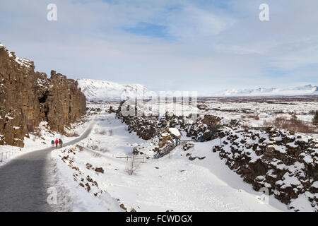 Thingvellir (Þingvellir) Parque Nacional, rift Almannagja Walk y del valle del Rift en un soleado día de invierno, Golden Circle, Islandia Foto de stock