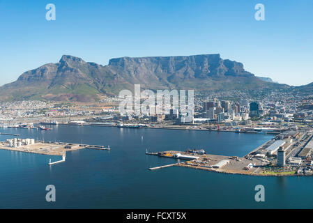 Vista aérea de la ciudad y el puerto, la ciudad de Cape Town, Municipio Metropolitano, Provincia del Cabo Occidental, República de Sudáfrica. Foto de stock