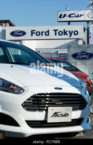  Los vehículos Ford en venta en un concesionario de coches en Tokio, Japón, el   de enero de  . Ford Motor Co. anunció el lunes que planea cerrar las operaciones de ventas