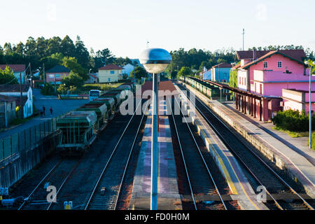 Un alto ángulo de visualización de la calle luz contra las vías de ferrocarril en medio de casas y la estación de tren