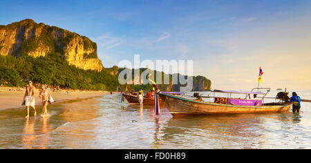 Tailandia - provincia de Krabi, Phang Nga Bay, puesta de sol en la playa
