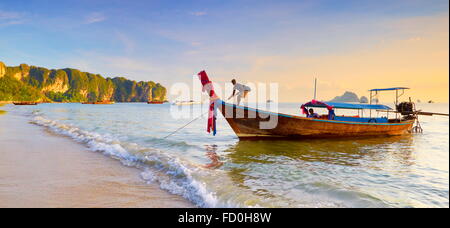 Tailandia - provincia de Krabi, Phang Nga Bay, puesta de sol en la playa