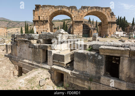Basílica baños y tumbas fuera de la puerta norte. Necrópolis de Hierápolis y Pamukkale.