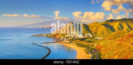Tenerife - vista panorámica de la Playa de las Teresitas y San Andrés, Islas Canarias, España