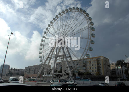 La noria Ferris Wheel de Málaga, en el centro de Málaga. Foto de stock