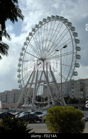La noria Ferris Wheel de Málaga, en el centro de Málaga. Foto de stock