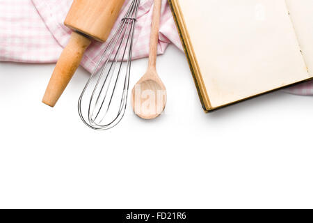 Libro de recetas en blanco con utensilios de cocina sobre fondo blanco  Fotografía de stock - Alamy