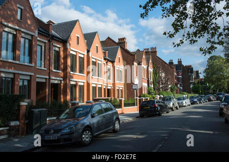 Nuevas casas en Calais Street, Campo Myatts Park, Brixton, Lambeth, Londres - casas adosadas de ladrillo rojo Foto de stock