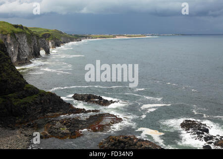 Gran Arco, Rocas Blancas, Portrush, Condado de Antrim, Irlanda del Norte Foto de stock