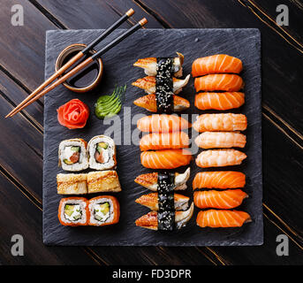 Sushi Conjunto sobre fondo de pizarra de piedra negra