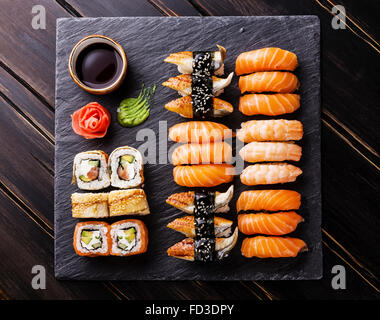 Sushi Conjunto sobre fondo de pizarra de piedra negra